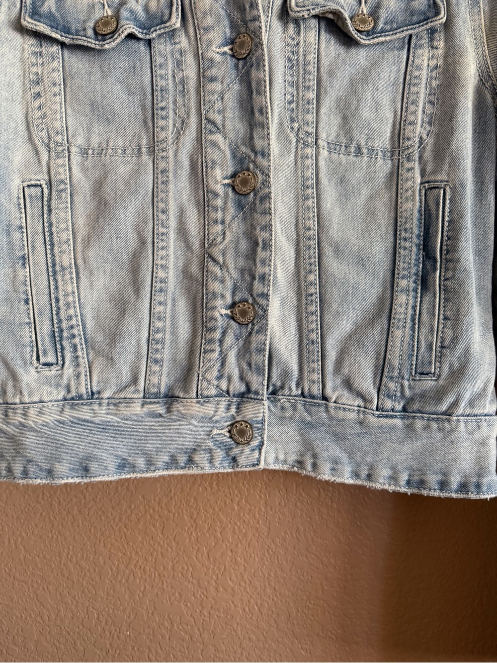 Free People Light Washed Blue Denim Cropped Jacket Size Small - Picture 4 of 8